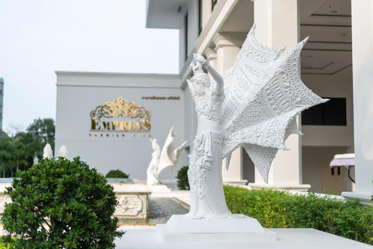 The Empress Premier Chiang Mai - Sha Extra Plus Экстерьер фото The statue of King Narai the Great at the Narai Hotel