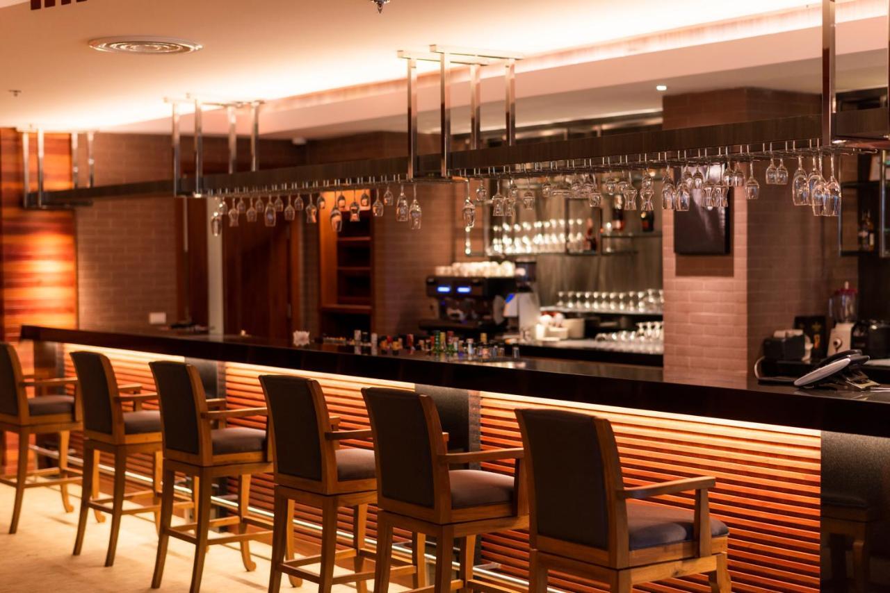 The Empress Premier Chiang Mai - Sha Extra Plus Экстерьер фото A bar at a hotel