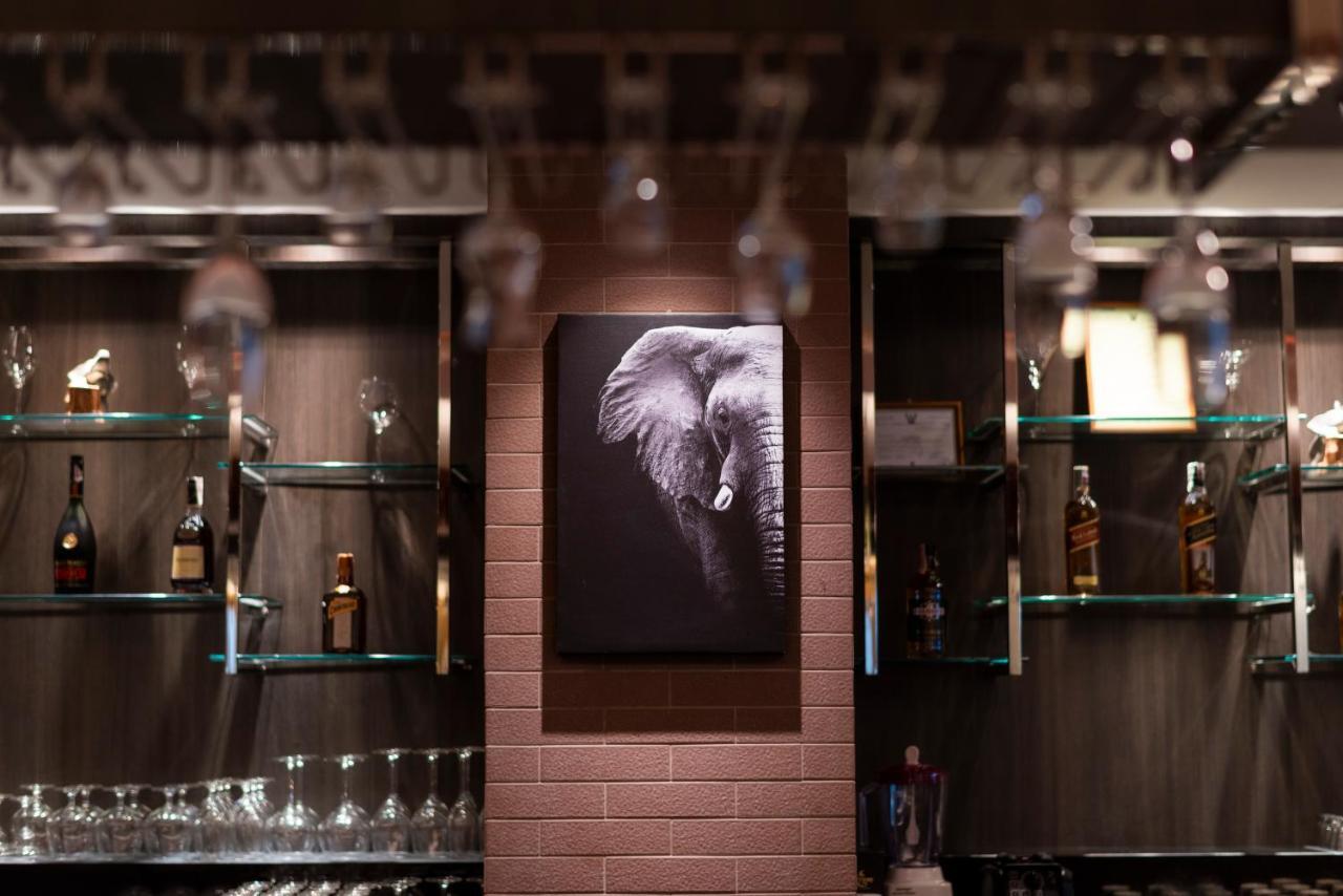 The Empress Premier Chiang Mai - Sha Extra Plus Экстерьер фото The bar at the Elephant House